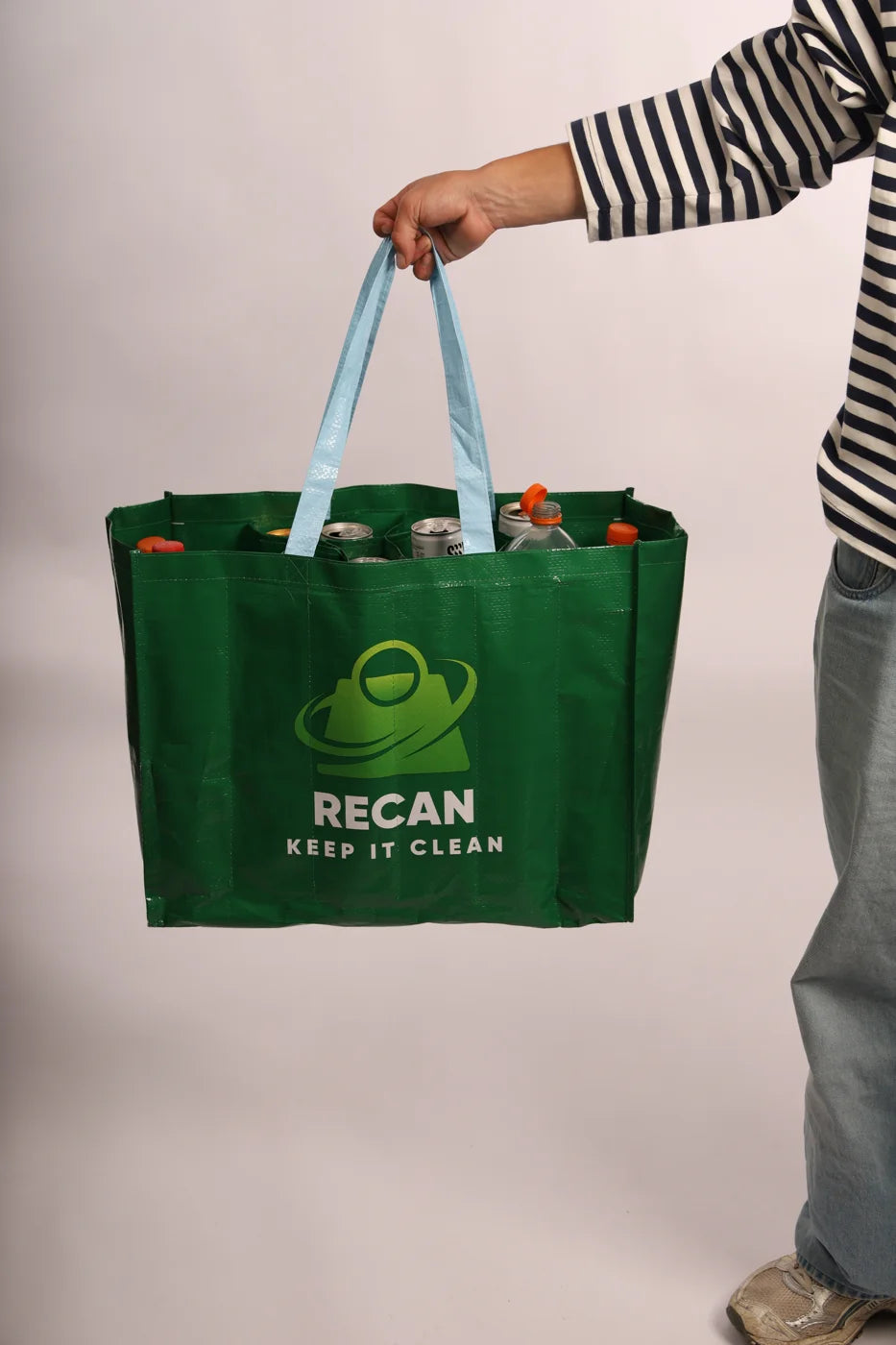 De Recan tas gedragen aan de lichtblauwe hengsels